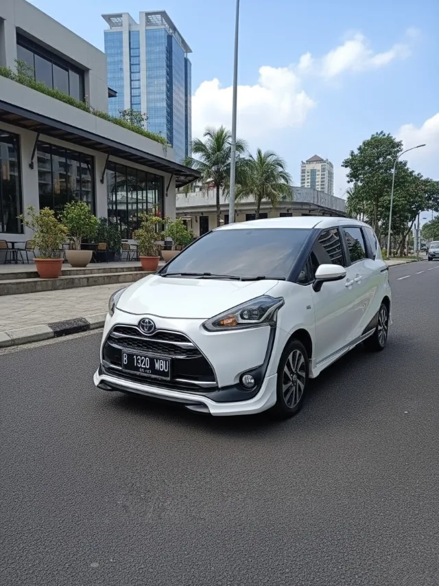 Toyota Sienta V white
