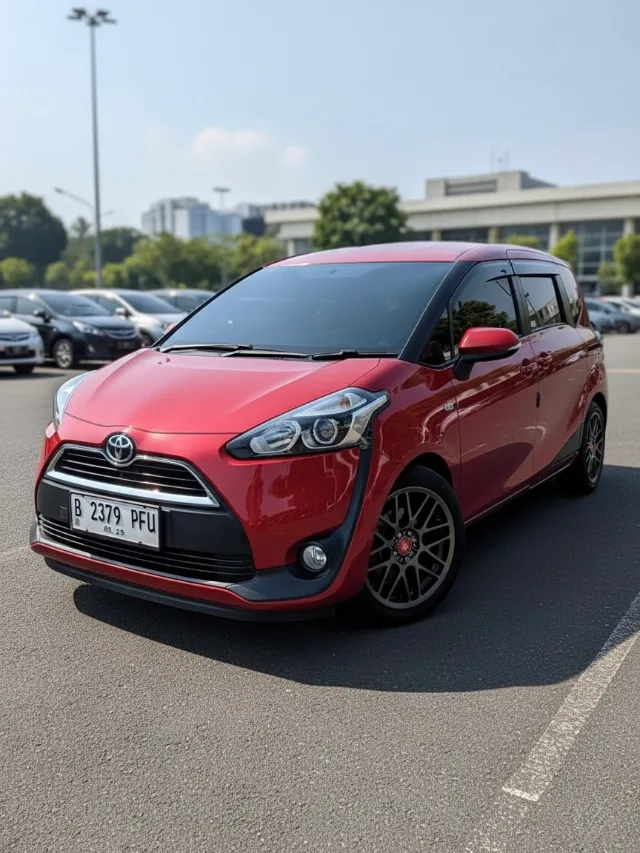 Toyota Sienta G red