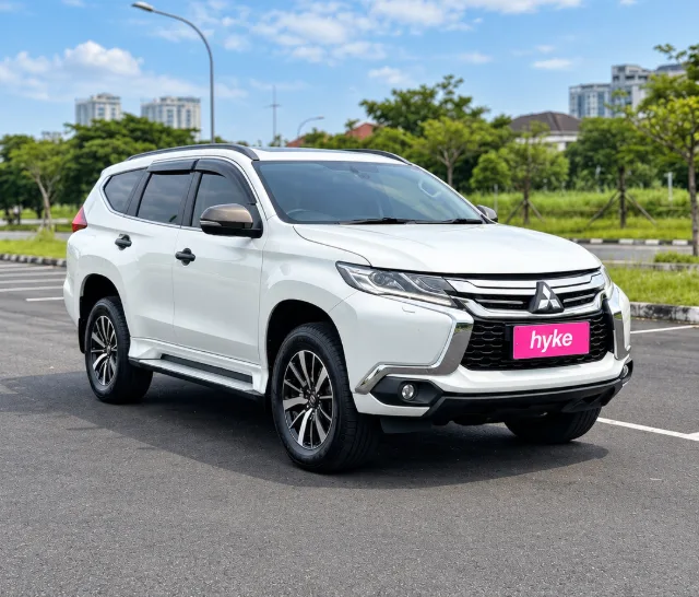 Mitsubishi Pajero Sport Dakar white
