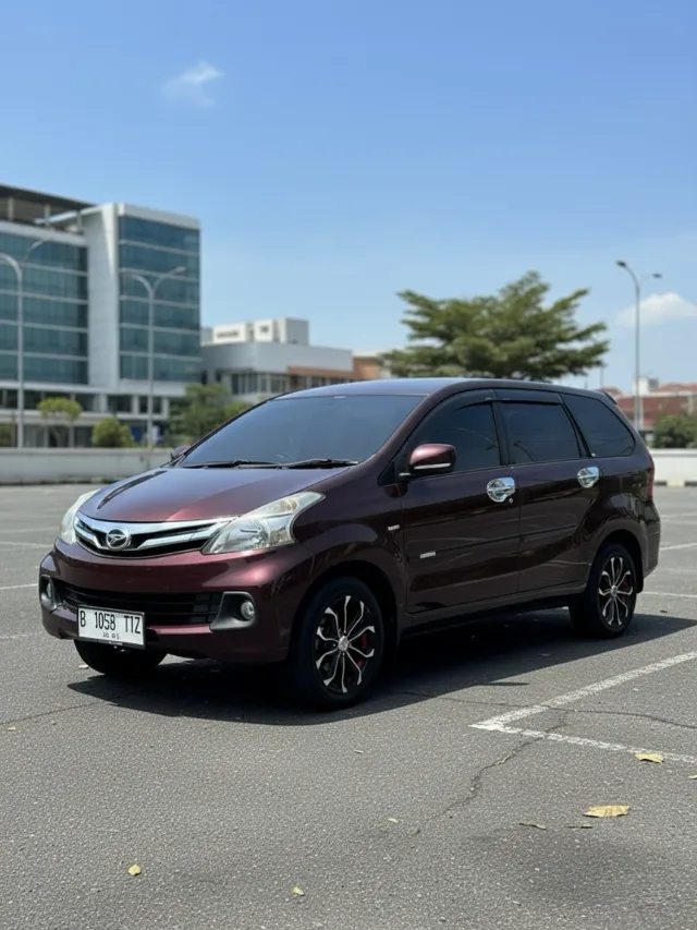 Daihatsu Xenia R red maroon