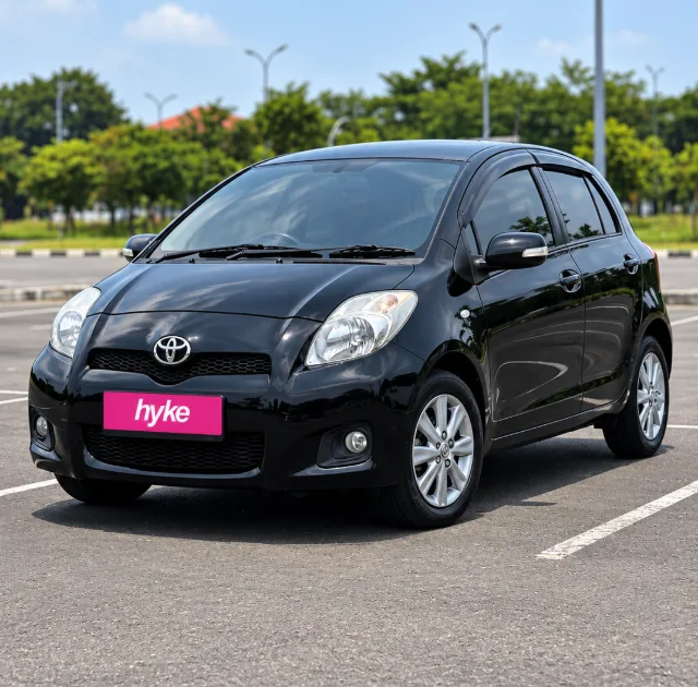 Toyota Yaris J black