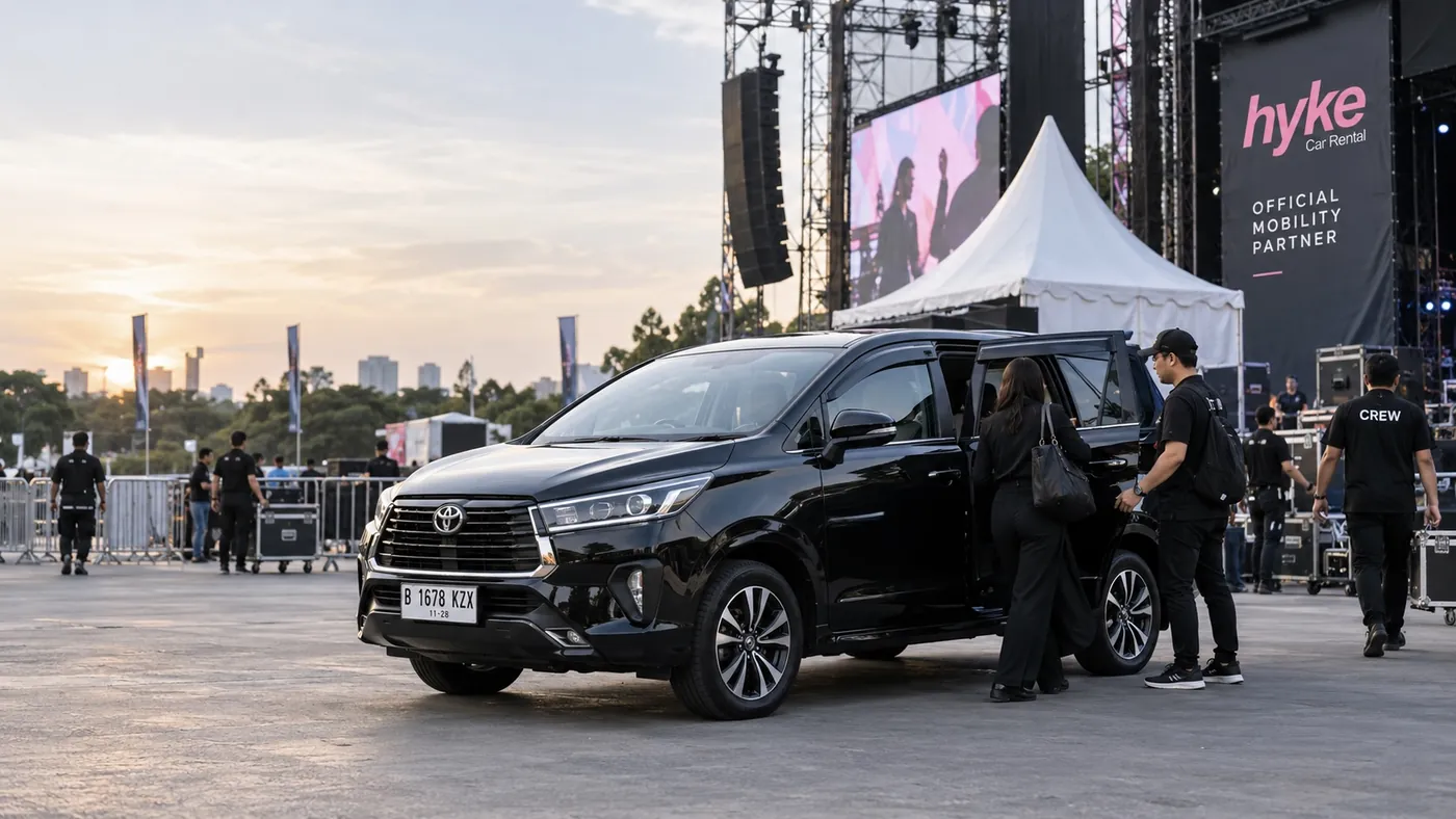 Unit Hyke jadi official mobility partner di sebuah event, talent dan crew naik ke mobil di depan panggung